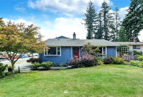Centrally Located Bright Craftsman Style Rambler On Seattle Heights Lynnwood Corner Lot